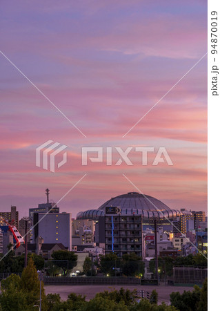 大阪 夕焼けに染まる京セラドームと街並み 大阪 夕焼けに染まる京セラドームと街並み 94870019