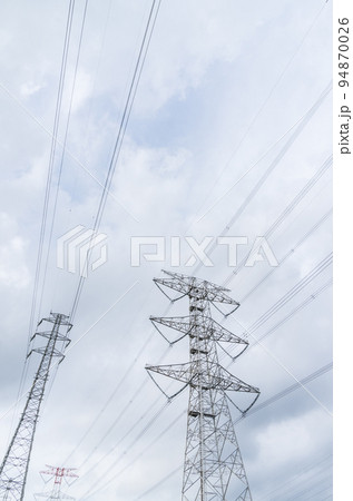 曇天の送電鉄塔 94870026
