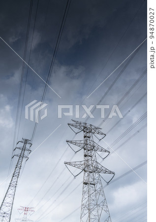 曇天の送電鉄塔 94870027