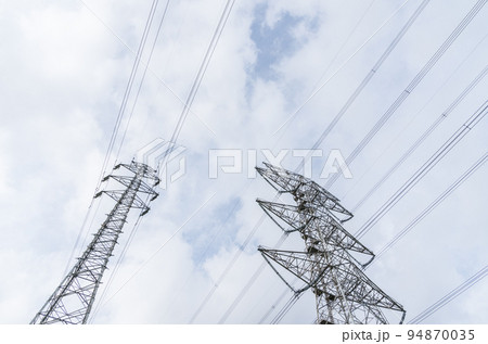 曇天の送電鉄塔 94870035