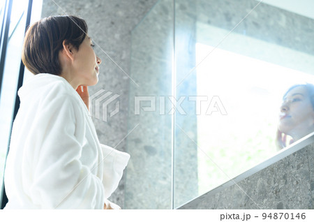 鏡を見て肌を気にする女性 鏡を見て肌を気にする女性 94870146