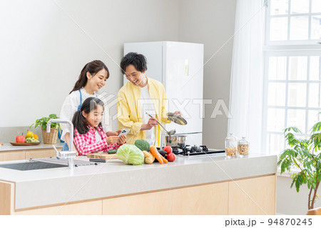 キッチンで料理する仲良しファミリー 94870245