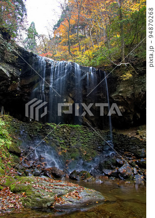 紅葉シーズンの岩井滝 94870268