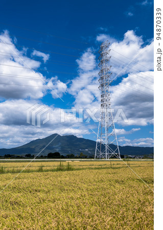 収穫の秋と筑波山　送電線 94870339