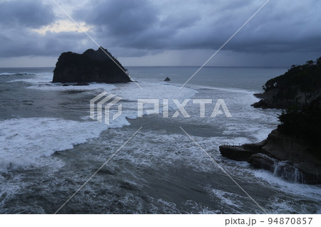 荒れる西伊豆の海 94870857