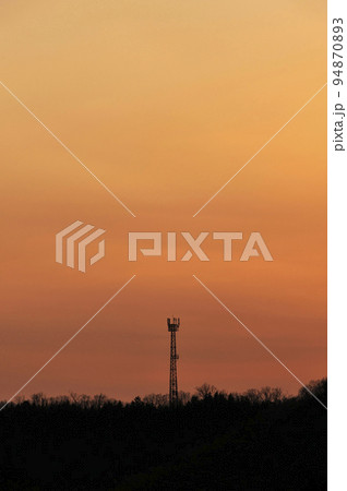 夕焼けに染まる空と電波塔 夕焼けに染まる空と電波塔 94870893