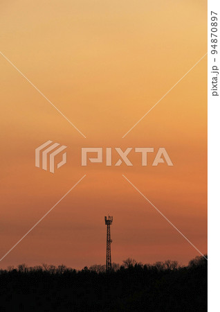 夕焼けに染まる空と電波塔 夕焼けに染まる空と電波塔 94870897