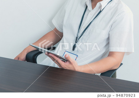 タブレットを操作する会社員　Business 94870923