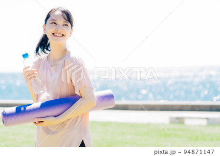 ヨガマットを持つ女性 ヨガマットを持つ女性 94871147