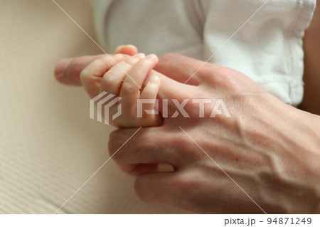 ニューボーンフォト、親子の絆、新生児、乳児 94871249