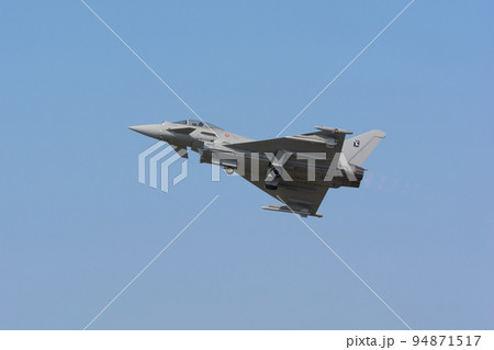 イタリア空軍ユーロファイターEF-2000離陸 94871517