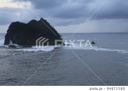 荒れる西伊豆の海 94871589