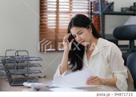 Young business woman working in office suffering from headache 94871713