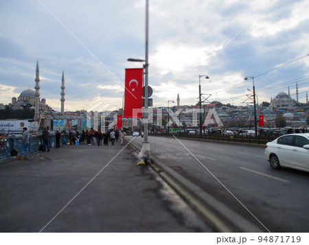 イスタンブール　ガラタ橋の上　ジオラマ風 94871719
