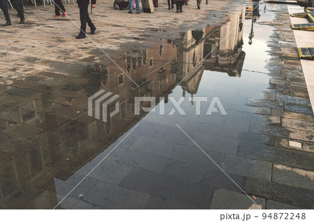 evening street reflectio 94872248
