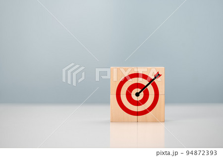Initiation for planning to reach target. Darts target aim icon on wooden cubes with grey background. Focus on goal and achieve successful business. Copy space. Initiation for planning to reach target. Darts target aim icon on wooden cubes with grey background. Focus on goal and achieve successful business. Copy space. 94872393
