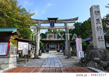 幸福を呼ぶ石のある滋賀県大津市の伊豆神社の写真素材 [94872577] - PIXTA