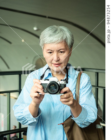 コピースペース カジュアル 無造作 94873254