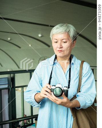 コピースペース カジュアル 無造作 94873309