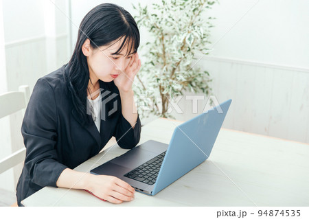 パソコンをみるスーツの女性　Business 94874535