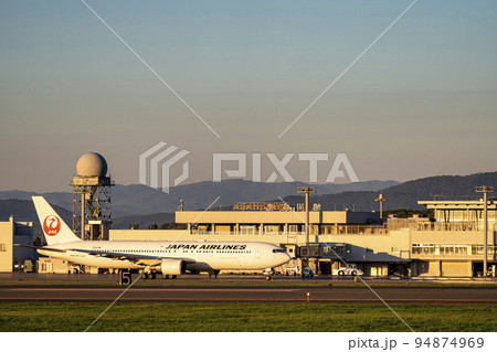 夕暮れの旭川空港 タキシング中の飛行機 北海道旭川市(東神楽) 夕暮れの旭川空港 タキシング中の飛行機 北海道旭川市(東神楽) 94874969