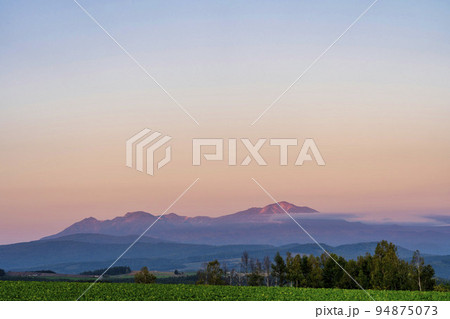就実の丘からみた夕暮れの大雪山連峰旭岳 北海道旭川市 就実の丘からみた夕暮れの大雪山連峰旭岳 北海道旭川市 94875073