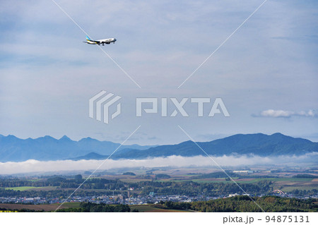 就実の丘から見た旭川空港に着陸中の飛行機　北海道旭川市 94875131