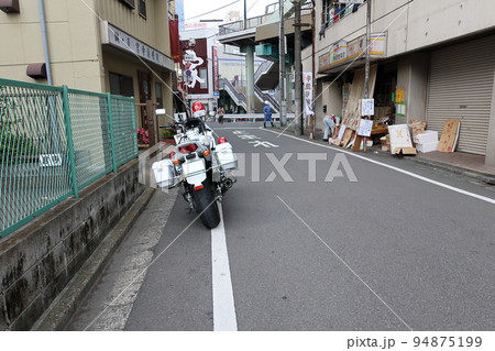 交通違反を監視をする白バイ隊員 交通違反を監視をする白バイ隊員 94875199