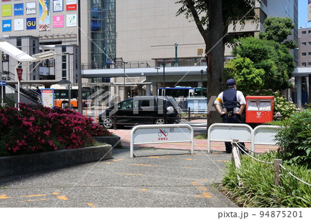 一時停止違反を見張る警察官 94875201