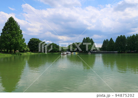 ボートを楽しむ池の風景 94875202