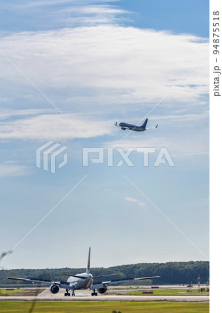 空港の風景　離陸中の飛行機　北海道千歳市 94875518