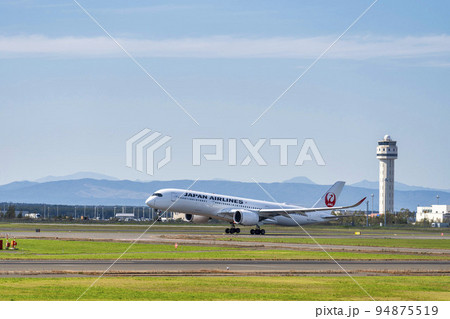 空港の風景　離陸中の飛行機　北海道千歳市 94875519