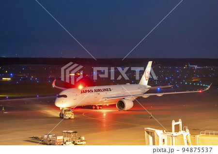 夜の空港 飛行機を押すトーイングカー 北海道千歳市 夜の空港 飛行機を押すトーイングカー 北海道千歳市 94875537