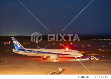 夜の空港 飛行機を押すトーイングカー 北海道千歳市 夜の空港 飛行機を押すトーイングカー 北海道千歳市 94875539