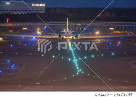 夜の空港 タキシング中の飛行機 北海道千歳市 夜の空港 タキシング中の飛行機 北海道千歳市 94875544