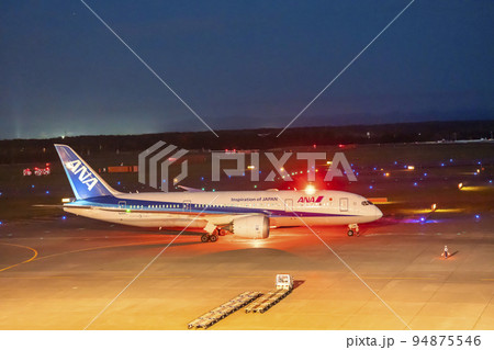 夜の空港 タキシング中の飛行機 北海道千歳市 夜の空港 タキシング中の飛行機 北海道千歳市 94875546