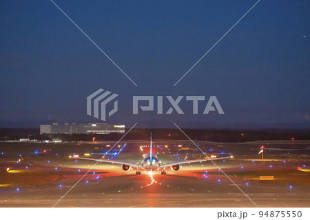 夜の空港　タキシング中の飛行機　北海道千歳市 94875550