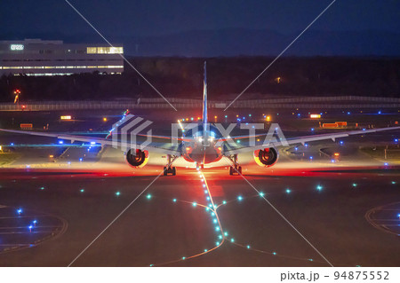 夜の空港　タキシング中の飛行機　北海道千歳市 94875552