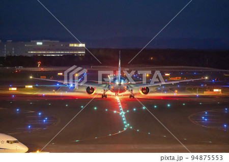 夜の空港 タキシング中の飛行機 北海道千歳市 夜の空港 タキシング中の飛行機 北海道千歳市 94875553
