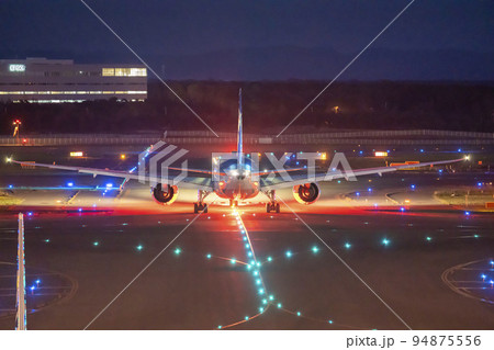 夜の空港　タキシング中の飛行機　北海道千歳市 94875556
