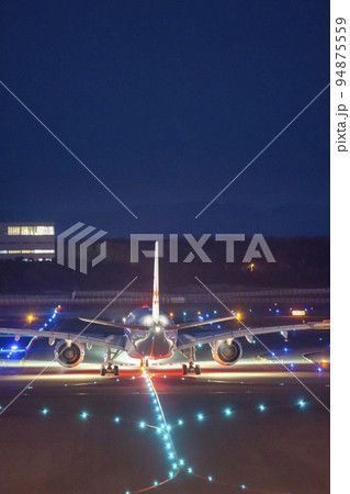 夜の空港 タキシング中の飛行機 北海道千歳市 夜の空港 タキシング中の飛行機 北海道千歳市 94875559