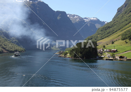 クルーズ船からフィヨルド沿岸の集落を望む クルーズ船からフィヨルド沿岸の集落を望む 94875577