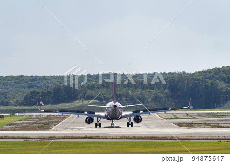 空港の風景　タキシング中の飛行機　北海道千歳市 94875647
