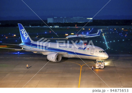 夜の空港 飛行機を押すトーイングカー 北海道千歳市 夜の空港 飛行機を押すトーイングカー 北海道千歳市 94875653