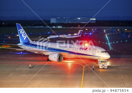 夜の空港 飛行機を押すトーイングカー 北海道千歳市 夜の空港 飛行機を押すトーイングカー 北海道千歳市 94875654