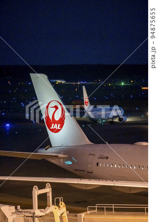 夜の空港　滑走路灯と飛行機の尾翼　北海道千歳市 94875655
