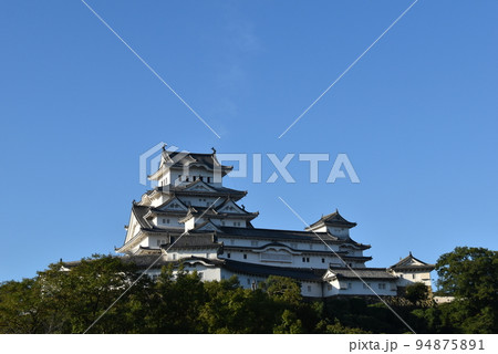 姫路城と青空 94875891