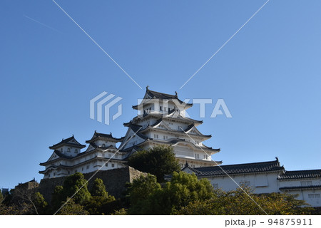 姫路城と青空 94875911
