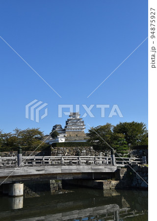 姫路城と青空 94875927