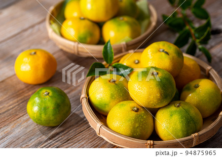 秋の味覚 とっても甘くておいしい早生みかん 温州みかん ( 少し青くなりつつある蜜柑 ） 94875965